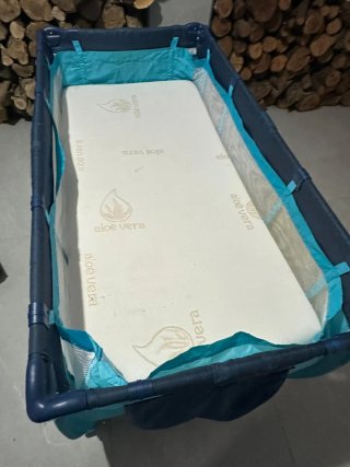 3 parques cuna con 2 colchones y otro de viaje