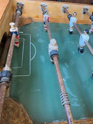 Futbolín antiguo para restaurar
