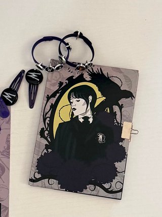 Set Mercoledì Addams: Diario, Puzzle, Gioielli