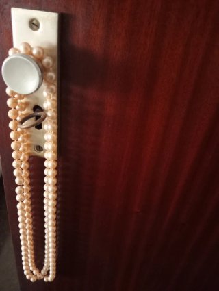 Collar bisutería perlas doradas y rosas