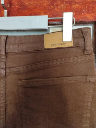 Pantalón marrón Stradivarius