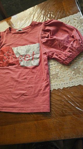 Maglia con maniche a sbuffo e dettagli glitterati