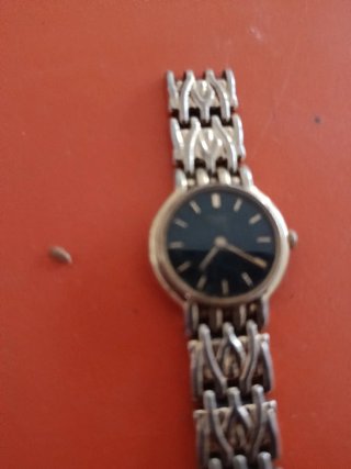 Relojes de pulsera plateados y dorados