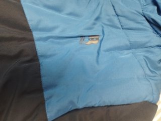 Abrigo azul y negro con capucha