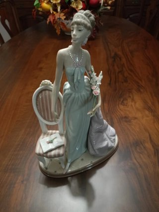Figura Lladró Dama Cola Raso