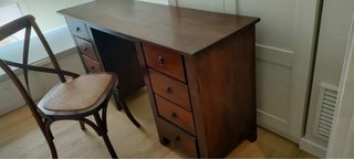 Escritorio de madera con silla a juego