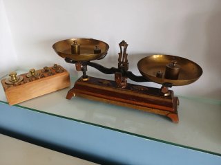 Antigua balanza de pesas de latón