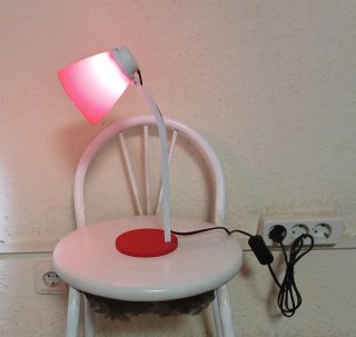Flexo de escritorio rojo y blanco