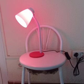 Flexo de escritorio rojo y blanco