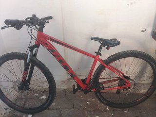 Bicicleta de montaña roja