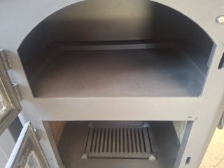 Estufa de leña con horno y ladrillos