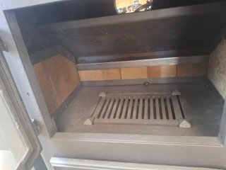 Estufa de leña con horno y ladrillos
