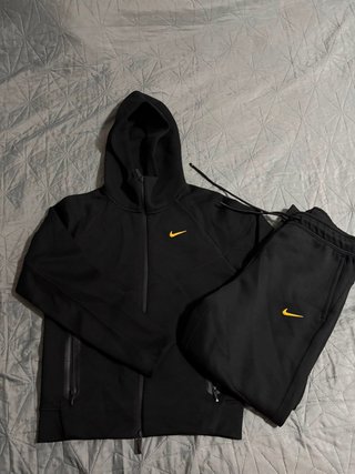 Conjunto Nike NOCTA Negro/Dorado