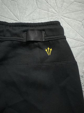 Conjunto Nike NOCTA Negro/Dorado