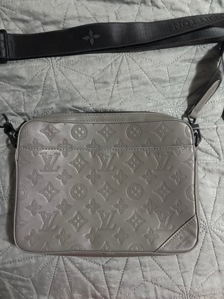 Bandolera Louis Vuitton Gris