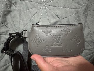 Bandolera Louis Vuitton Gris