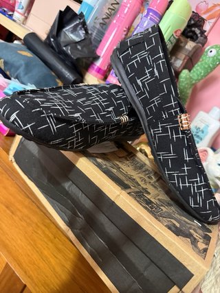 Zapatos negros con estampado blanco de hombre