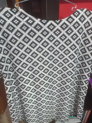 Blusa de mujer con estampado geométrico