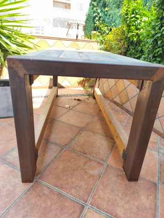 Banco/mesa de trabajo o taller industrial.