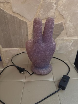 Lampada a forma di mano pace viola