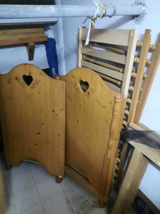 Cuna de madera con corazón