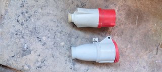 Enchufe industrial 3P+T 32A Rojo