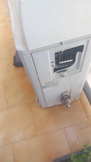 Aire Acondicionado Split Firstline Blanco con gas