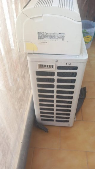 Aire Acondicionado Split Firstline Blanco con gas