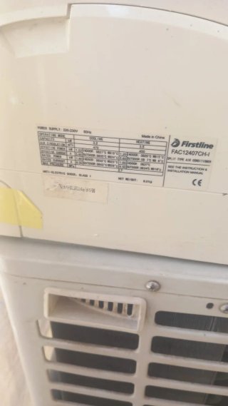 Aire Acondicionado Split Firstline Blanco con gas