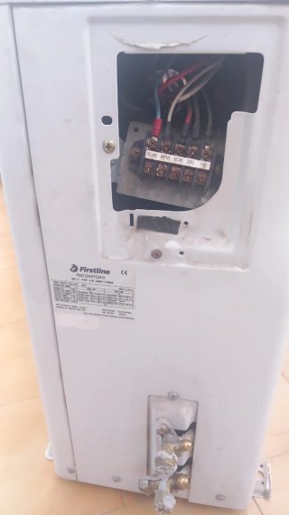 Aire Acondicionado Split Firstline Blanco con gas