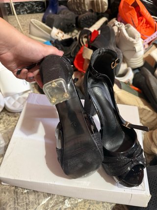 Zapatos de tacón negros con brillos