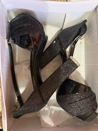 Zapatos de tacón negros con brillos
