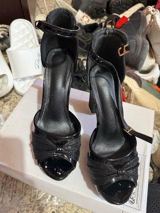 Zapatos de tacón negros con brillos