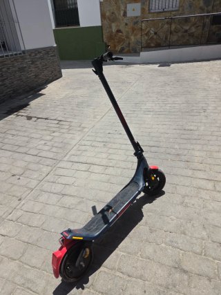 Patinete Eléctrico Negro y Rojo