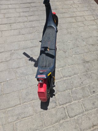 Patinete Eléctrico Negro y Rojo