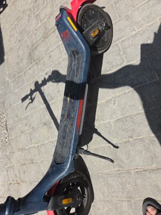 Patinete Eléctrico Negro y Rojo