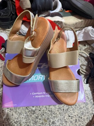 Sandalias doradas y plateadas