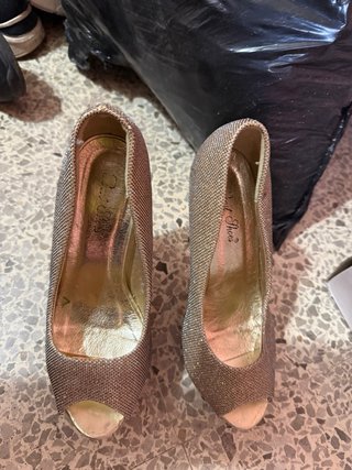 Zapatos de tacón dorados peep toe
