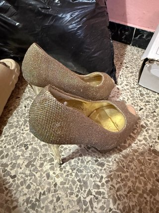 Zapatos de tacón dorados peep toe