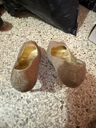 Zapatos de tacón dorados peep toe