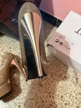Zapatos de tacón dorados peep toe