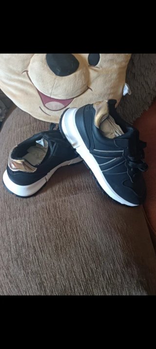 Deportivas negras y doradas