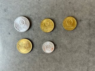 Lote de monedas asiáticas