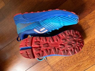 Zapatillas Trail Running Azules y Rojas