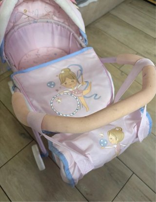 Carrito de muñecas rosa con estrellas