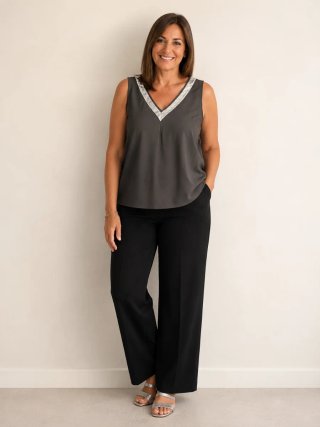 Blusa negra con escote V y lentejuelas