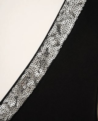 Blusa negra con escote V y lentejuelas