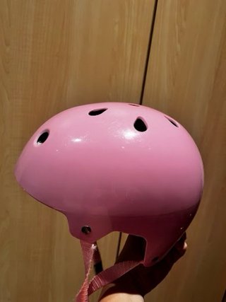 Casco rosa tipo skate