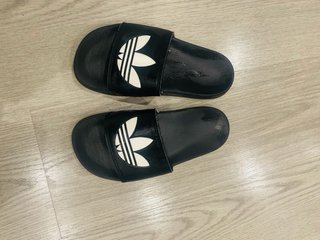 Chanclas Adidas Adilette Negras logo blanco T 37