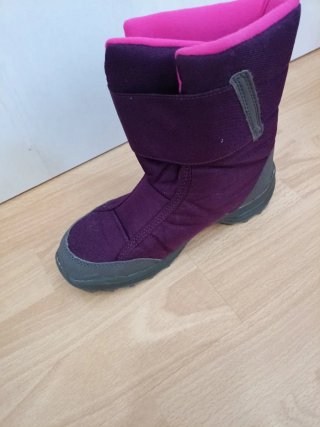 Botas de nieve moradas y rosas